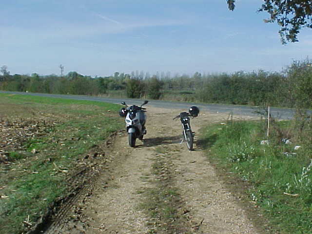 05 - NOS DEUX MACHINES PRES DU LAC DU DER.JPG